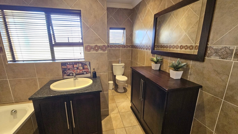 5 Bedroom Property for Sale in Birdwood Estate North West